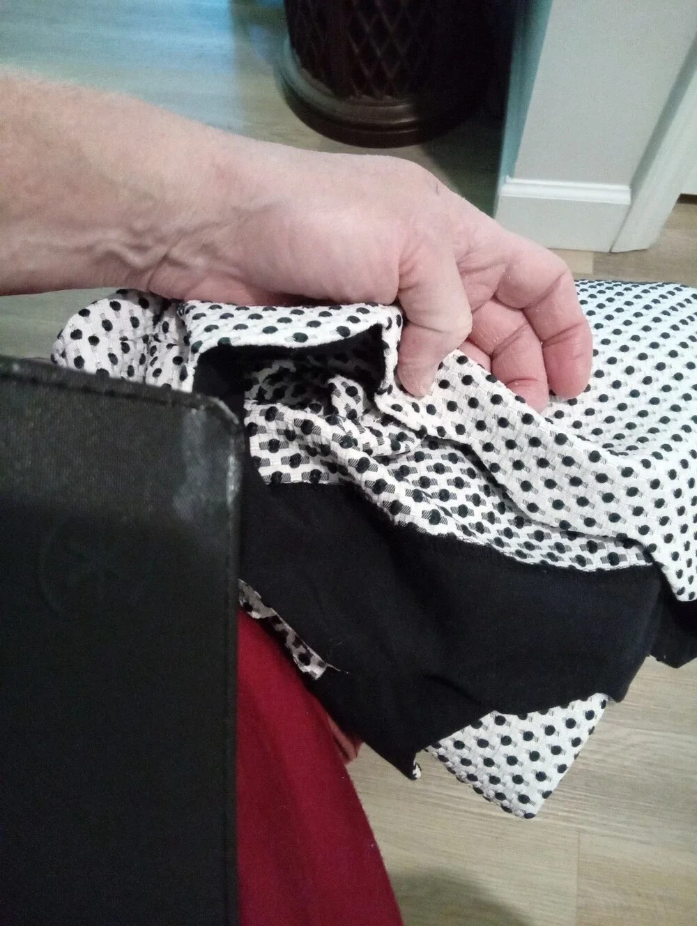 Elle Size 6 Women's White with Black Polka Dots Scallop Hem Dress Shorts
